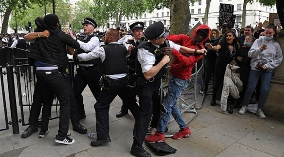 محتجون يشتبكون مع الشرطة في لندن (تويتر)