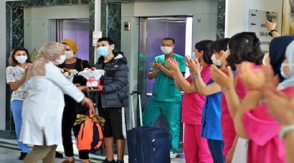 عاملون في القطاع الصحي ومراجعون يحتلفون بشفاء مغربي من كورونا (هسبريس)