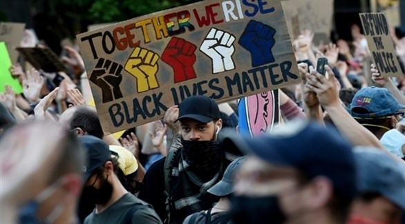متظاهرون في نيويورك ضد العنصرية بعد مقتل جورج فلويد (أرشيف)