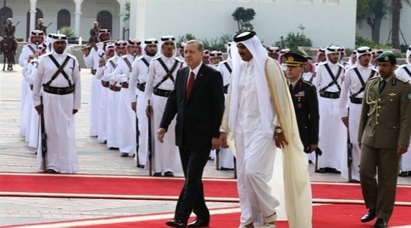 أمير قطر الشيخ تميم بن حمد والرئيس التركي رجب طيب أردوغان (أرشيف)