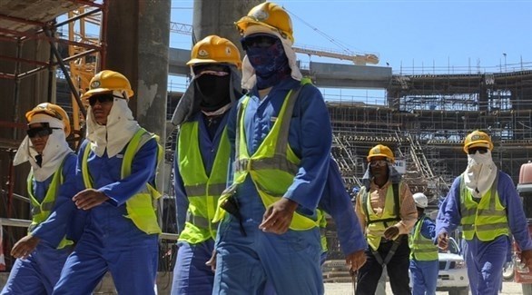 عمالة وافدة في موقع إقامة أحد ملاعب كأس العالم 2022 في الدوحة (أرشيف)
