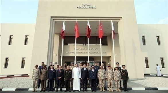 مسؤولون قطريون وأتراك في صورة جماعية بقاعدة عسكرية تركية بقطر (أرشيف)