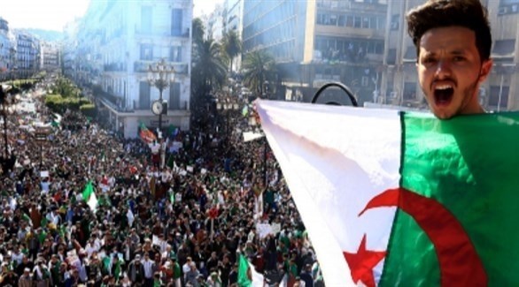 محتجون جزائريون (أرشيف)