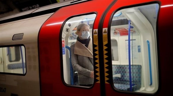 مسافرة في مترو أنفاق لندن (أرشيف)