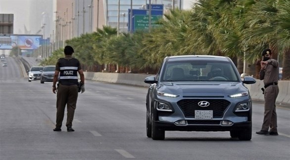 شرطيان سعوديان في أحد شوارع مدينة جدة (أرشيف)