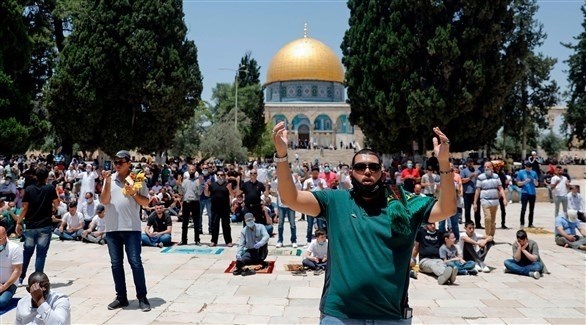 فلسطينيون في باحات المسجد الأقصى اليوم (أ ف ب)