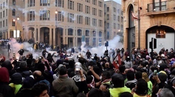 قوات الأمن تطلق العاز المسيل للدموع نحو المتظاهرين في بيروت (تويتر)