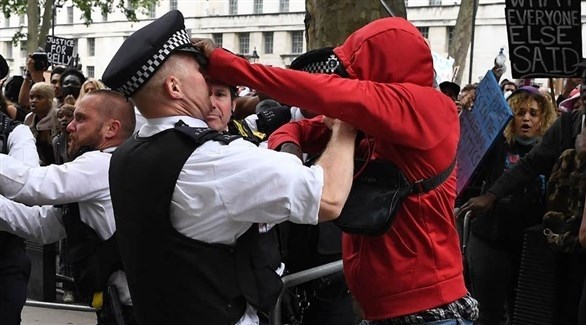 اشتباكات بين الشرطة البريطانية والمحتجين في لندن ضد العنصرية أمس السبت (أرشيف)