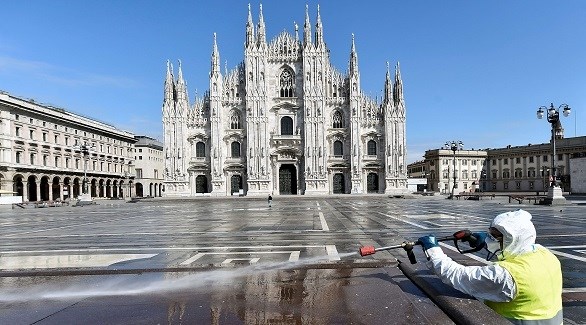 عامل يعقم ساحة دومو في ميلانو الإيطالية (أرشيف)