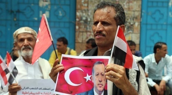 يمنيون من حزب الإصلاح يرفعون صور وشعارات تمجيد للرئيس التركي رجب طيب أردوغان (أرشيف)