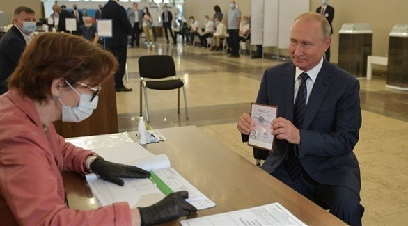 الرئيس الروسي فلاديمير بوتين بعد تصويته على الاستفتاء الدستوري (أرشيف)