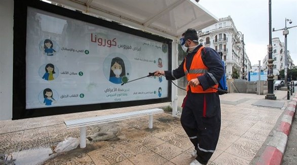 عامل جزائري يعقم محطة حافلات (أرشيف)