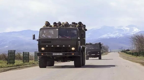 ناقلات جنود تنقل مسلحين أرمن إلى الجبهة في ناغورني قره باخ (أرشيف)