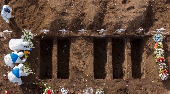 عمال في مقبرة سانتياغو التشيلية يجهزون قبور ضحايا كورونا (انفو باي)