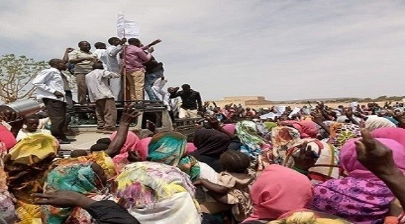 معتصمون في  فتابرنو بدارفور (السودان تريبيون)