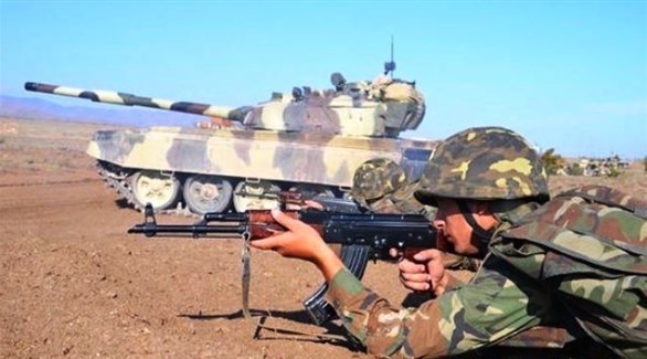 جندي ودبابة أذرية على الجبهة ضد أرمينيا (أرشيف)
