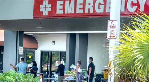أمريكيون في طابور لفحص كورونا في أحد مستشفيات فلوريدا (إ ب أ)