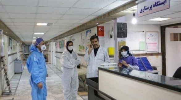 عاملون في منشأة صحية إيرانية (أرشيف)