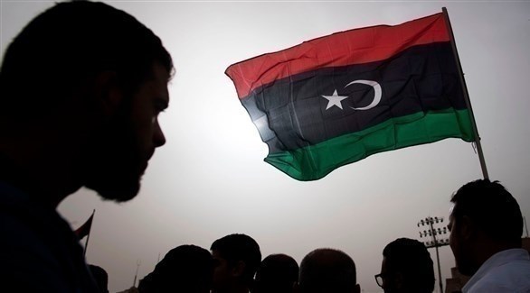 متظاهرون يرفعون العلم الليبي (أرشيف)