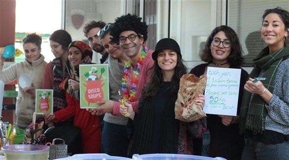 متطوعون في منظمة خيرية لبنانية لمساعدة اللاجئين والفقراء (أرشيف)