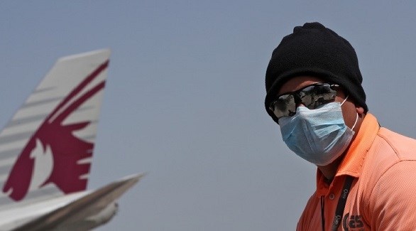 عامل في مطار الدوحة إلى جانب طائرة قطرية (أرشيف)