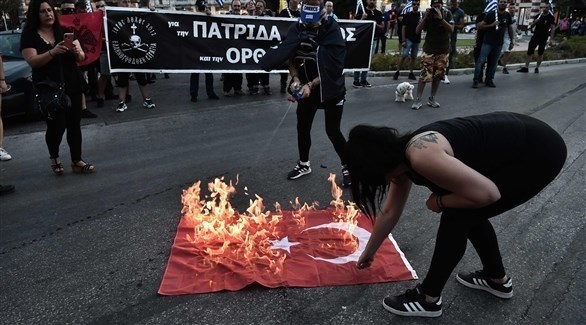 إحراق العلم التركي في اليونان (أ ف ب)