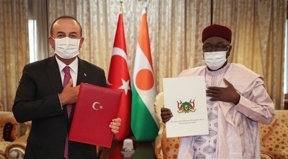 رئيس النيجر محمدو يوسفو ووزير الخارجية التركي مولود جاويش أوغلو (أرشيف)