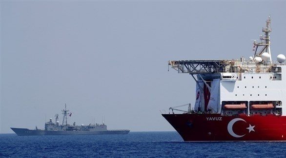 سفينة تركية في المتوسط ويظهر إلى جانبها مقاتلة بحرية يونانية (أرشيف)