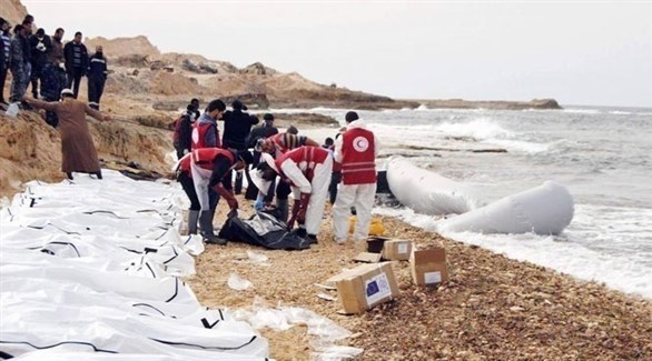 مسعفون ينتشلون جثث مهاجرين على ساحل ليبيا (أرشيف)