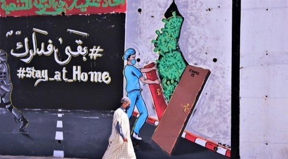 مغربي أمام جدارية للتوعية بكورونا في الرباط (أرشيف)