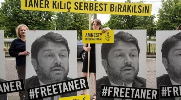 محتجون يطالبون بالإفراج عن الحقوقي التركي  تانير كيليتش (أرشيف)