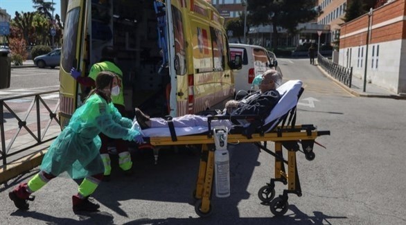 عاملة بقطاع الصحة الإسباني تنقل مصاباً بكورونا للمشفى (أرشيف)