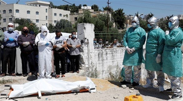 فلسطينيون يؤدون صلاة الجنازة على أحد ضحايا كورونا (أرشيف)