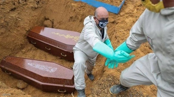 عاملان في مقبرة يدفنان ضحيتين لكورونا في البرازيل (أرشيف)