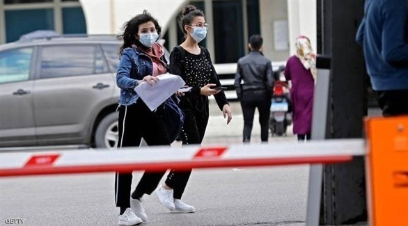 لبنانيتان ترتديان الكمامة أثناء زيارة مشفى الحريري (أرشيف)