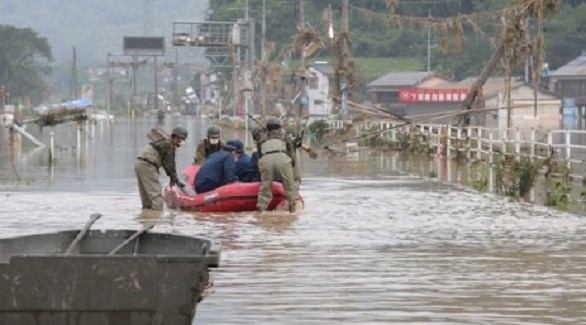 عناصر من فريق إنقاذ في اليابان في عملية لإنقاذ مدنيين (أرشيف)