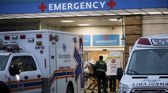 مسعف ينقل مصاباً بكورونا إلى طوارئ أحد المستشفيات الأمريكية (أرشيف)