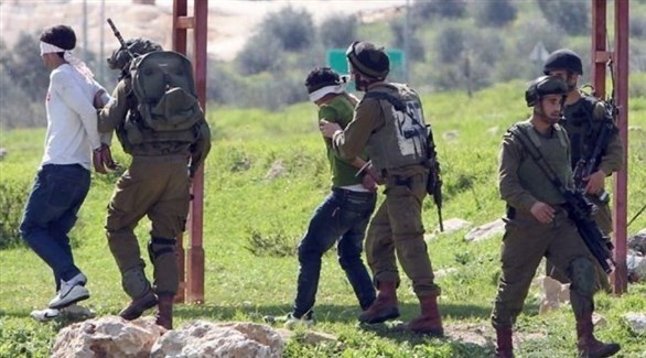 عناصر من قوات الاحتلال تعتقل فلسطينيين في الضفة الغربية المحتلة (أرشيف)