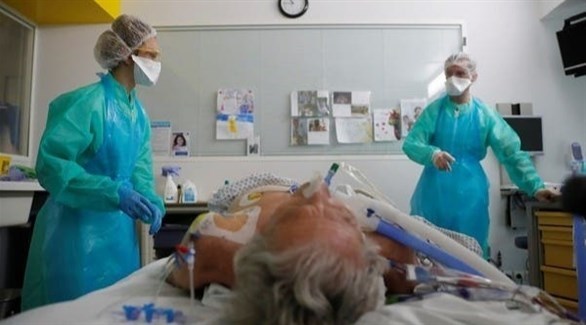 أطباء فرنسيون يعالجون مصاباً بكورونا (أرشيف)