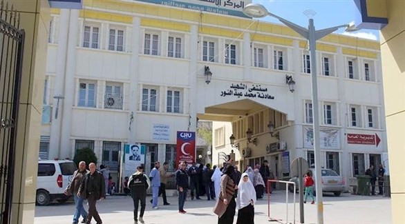 جزائريون أمام المستشفى الجامعي سعادنة عبد النور بسطيف (أرشيف)
