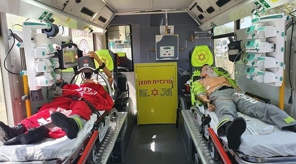 مصابان في سيارة إسعاف إسرائيلية (أرشيف)