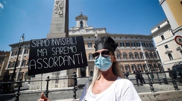 سيدة إيطالية تطالب الحكومة بمزيد من الدعم لمواجهة تداعيات كورونا (إ ب أ)