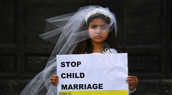 قاصر ترفع لافتة ضد تزويج الأطفال (أرشيف)