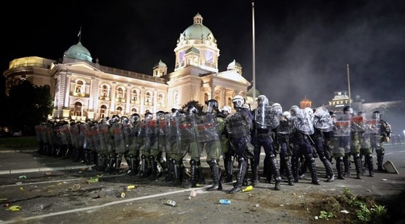 عناصر من قوات الأمن الصربية تحمي مبنى البرلمان (تويتر)