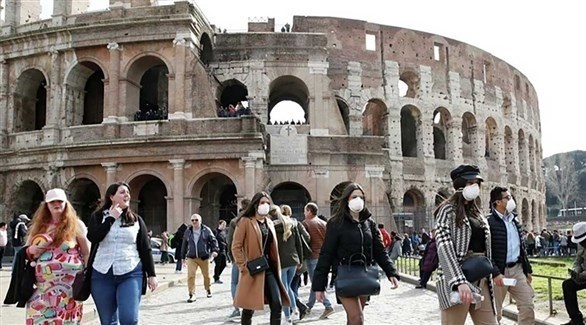 سياح وإيطاليون أمام الكوليزيوم في روما (أرشيف) 