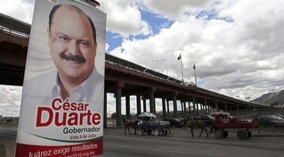 صورة الحاكم السابق سيزار دوارتي على معلقة في أحد الشوارع المكسيكية (غيتي)