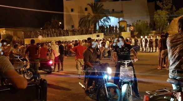 محتجون في تظاهرة ليلية في تطاوين بجنوب تونس (تويتر)