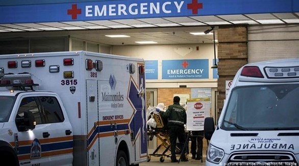 سيارات إسعاف أمام مدخل طوارئ أحد المستشفيات الأمريكية (أرشيف)