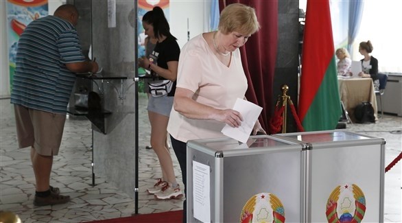 ناخبون في بيلاروسيا يدلون بأصواتهم أمس الأحد في الانتخابات  (اي بي ايه)