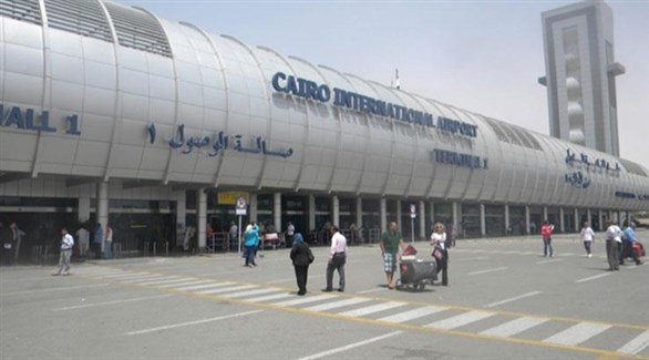 مسافرون أمام مطار القاهرة الدولي (أرشيف)